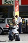 Amsterdam 27 september 2006
Kasper v Kooten met gsm op scooter