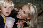 Amsterdam 6 oktober 2006
Premiere Winx club in pepsi stage.
Mandy Huydts met zoontje
