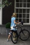 Amsterdam 28 september 2006
Paris Hilton met zonnebril op fiets in amsterdam.