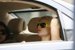 Schiphol 28 september 2006
Paris Hilton met zonnebril op in taxi