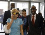 Schiphol 28 september 2006
Paris Hilton met zonnebril op schiphol en gsm
