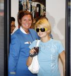Schiphol 28 september 2006
Paris Hilton met zonnebril op schiphol