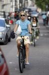 Amsterdam 28 september 2006
Paris Hilton met zonnebril op fiets in amsterdam.