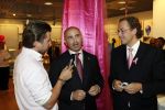 Amsterdam 5 oktober 2006
Winston Gerschtanowitz  Paul Wilkens en Marcel Timmerhuis bij presentatie Pink Ribbon Samsung en KPN.