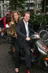 Amsterdam, 18 Oktober 2006
Beau Monde Awards 2006
Paulien Huzinga wordt op de scootr gebracht door haar man Michiel Mol