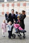 Apeldoorn 8 oktober 2006
Doop Prinses Leonore in het Loo in Apeldoorn.
Prinses Marilenen Prins Maurits met hun kinderen Prinses Anna Prins Lucas en Prinses Felicia met hun aupair  
Peter Smulders bv