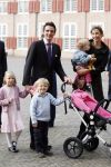 Apeldoorn 8 oktober 2006
Doop Prinses Leonore in het Loo in Apeldoorn.
Prinses Marilenen Prins Maurits met hun kinderen Prinses Anna Prins Lucas en Prinses Felicia met hun aupair  
Peter Smulders bv