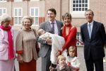 Apeldoorn 8 oktober 2006
Doop Prinses Leonore in het Loo in Apeldoorn.
Prinses Laurentien Prins Constantijn Koningin Beatrix Laurens jan Brinkhorst Prinses Eloise Prins Claus Cazimir en Eleonor.