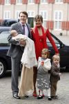 Apeldoorn 8 oktober 2006
Doop Prinses Leonore in het Loo in Apeldoorn.
Prinses Laurentien Prins Constantijn Koningin Beatrix Laurens jan Brinkhorst Prinses Eloise Prins Claus Cazimir en Eleonor.