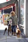 Amsterdam 11 oktober 2006
Tatjana met haar 2 honden aan het winkelen.