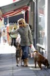 Amsterdam 11 oktober 2006
Tatjana met haar 2 honden aan het winkelen.