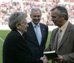 Eindhoven, 20 Oktober 2006 
Kompetitiewedstrijd PSV-Roda JC Seizoen 2006/2007
Eindstand 4-1
Willy v d Kuylen overhandigt het boek over Coen dillen aan de weduwe. In het midden voorzitter Frits Schuitema