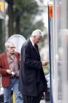 Amsterdam 26 september 2006
Wim Kok zit op de tram te wachten