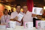 Amsterdam 5 oktober 2006
 Winston Gerschtanowitz en Bastiaan Ragas bij presentatie Pink Ribbon Samsung en KPN.