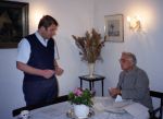 Baden bei Wien, 4 April 1989 Arthur Oostwegel bij zijn huis met een deurwaarder die geld komt innen om zo het beslag van zijn huis af te wenden