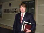 Baden bei Wien, 24 September 1990
Arthur Oostwegel bij de rechtbank samen met zijn bijn a ex-vrouw Marjon Lambriks