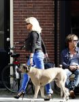 Amsterdam 22 september 2009
Connie Breukhoven met haar kinderen en hond op de cornelis schuytstraat.
Peter Smulders bv