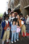 Amsterdam, 4 Oktober 2009
Premiere in Tuschinski, Nederlandse speelfilm:
Sinterklaas en de verdwenen pakjesboot
Frans Bauer met Mariska Bauer en drie van hun kinderen samen met zwarte Pieten
Foto Peter Smulders
