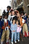 Amsterdam, 4 Oktober 2009
Premiere in Tuschinski, Nederlandse speelfilm:
Sinterklaas en de verdwenen pakjesboot
Frans Bauer met Mariska Bauer en drie van hun kinderen samen met zwarte Pieten
Foto Peter Smulders