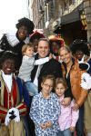 Amsterdam, 4 Oktober 2009
Premiere in Tuschinski, Nederlandse speelfilm:
Sinterklaas en de verdwenen pakjesboot
Frans Bauer met Mariska Bauer en drie van hun kinderen samen met zwarte Pieten
Foto Peter Smulders