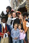 Amsterdam, 4 Oktober 2009
Premiere in Tuschinski, Nederlandse speelfilm:
Sinterklaas en de verdwenen pakjesboot
Frans Bauer met Mariska Bauer en drie van hun kinderen samen met zwarte Pieten
Foto Peter Smulders