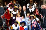 Amsterdam, 4 Oktober 2009
Premiere in Tuschinski, Nederlandse speelfilm:
Sinterklaas en de verdwenen pakjesboot
Frans Bauer met Mariska Bauer en drie van hun kinderen samen met zwarte Pieten
Foto Peter Smulders