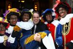 Amsterdam, 4 Oktober 2009
Premiere in Tuschinski, Nederlandse speelfilm:
Sinterklaas en de verdwenen pakjesboot
Frans Bauer met Zwarte Pieten
Foto Peter Smulders