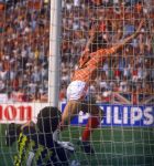 Dusseldorf, 15 Juni 1988 Marco v Basten scoort voor de 3e maal tijdens het EK
Nederland-Engeland, eindstand 3-1