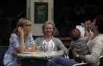 Amsterdam 19 september 2009
Renee Soutendijk met dochter Caro Lensen en kleinkind en schoonzoon op terras.
Peter Smulders bv