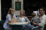 Amsterdam 19 september 2009
Renee Soutendijk met dochter Caro Lensen en kleinkind en schoonzoon op terras.
Peter Smulders bv