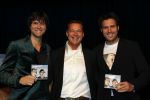 Volendam 30 september 2010
Presentatie CD ,uitreiking gouden en platina platen en presentatie strip Nick en Simon. Albert Verlinde reikt ze uit
Peter Smulders bv