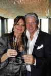 Amsterdam 15 juni 2010
Dries Roelvink en zijn vriendin Honoria gaan in ondertrouw en daarna champagne drinken in het Fashion Hotel waar ze 8 september trouwen.
Peter Smulders bv