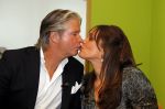 Amsterdam 15 juni 2010
Dries Roelvink en zijn vriendin Honoria gaan in ondertrouw en daarna champagne drinken in het Fashion Hotel waar ze 8 september trouwen.
Peter Smulders bv