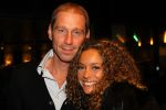 Gouda, 11 Oktober 2010
Premiere Ivo Niehe van de nieuwe theatervoorstelling van Mussen & Zwanen, LICHTJES IN JE OGEN.
Fajah Lourens met partner
Foto Peter Smulders BV