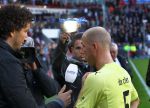 Eindhoven, 24 Oktober 2010
Kompetitiewedstrijd PSV-Feyenoord, eindstand 10-0 Seizoen 2010/2011
De grootste nederlaag van Feyenoord ooit in het betaalde voetbal
Evenaring van de grootste overwinning PSV in het betaald Voetbal
Jan Joost v Gangelen in gesprek met een aangeslagen Tim de Cler
Foto Junior Smulders