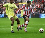 Eindhoven, 24 Oktober 2010
Kompetitiewedstrijd PSV-Feyenoord, eindstand 10-0 Seizoen 2010/2011
De grootste nederlaag van Feyenoord ooit in het betaalde voetbal
Evenaring van de grootste overwinning PSV in het betaald Voetbal
Jeremain Lens    Shirtje trekken
Foto Junior Smulders