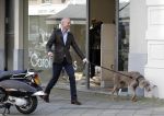 Amsterdam 29 september 2010
Mart Visser aan het wandelen met zijn hond.
Peter Smulders bv
