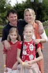 Kaatsheuvel 16 mei 2004
Bekende nederlanders in de efteling.
Marilou v Stenis zwanger met vriend en dochter
Peter Smulders bv
