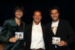 Volendam 30 september 2010
Presentatie CD ,uitreiking gouden en platina platen en presentatie strip Nick en Simon. Albert Verlinde reikt ze uit
Peter Smulders bv