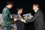 Volendam 30 september 2010
Presentatie CD ,uitreiking gouden en platina platen en presentatie strip Nick en Simon. Albert Verlinde reikt ze uit
Peter Smulders bv