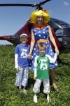 Middenmeer 16 juni 2010
Presentatie kinderboek Sonja Bakker. Ze kwam samen met haar kinderen/zoons met een helicopter aan. Rik felderhof was ook aanwezig.
Peter Smulders bv