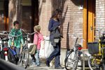 Amsterdam 5 oktober 2010
Susan Visser met kinderen op straat.
Peter Smulders bv