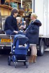 Laren 26 september 2010
Opnames speelfilm Gooische vrouwen met oa Loes Visschedijk enTjitske Reidinga. Will Koopman is de regisseur. Tjitske Reidinga haar man Vincent Croiset en kinderen Jacob ( in kinderwagen) Foppe en Klaas komen naar hun moeder kijken
Peter Smulders bv