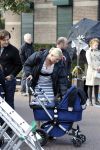 Laren 26 september 2010
Opnames speelfilm Gooische vrouwen met oa Loes Visschedijk enTjitske Reidinga. Will Koopman is de regisseur. Tjitske Reidinga haar man Vincent Croiset en kinderen Jacob ( in kinderwagen) Foppe en Klaas komen naar hun moeder kijken
Peter Smulders bv