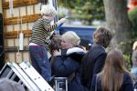 Laren 26 september 2010
Opnames speelfilm Gooische vrouwen met oa Loes Visschedijk enTjitske Reidinga. Will Koopman is de regisseur. Tjitske Reidinga haar man Vincent Croiset en kinderen Jacob ( in kinderwagen) Foppe en Klaas komen naar hun moeder kijken
Peter Smulders bv