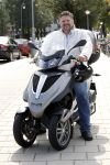 Amsterdam 16 september 2011
Ferry de Kok op Piaggio MP3.
Op deze scooter/motor mag je zonder motor rijbewijs rijden.
Peter Smulders bv