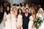 Amsterdam 19 september 2011
Modeshow Jos van Raak in de westergasfabriek met oa Kim Feenstra Quinty Trustfull Anouk Smulders Irene v d Laar en Froukje de Both.
Peter Smulders bv
