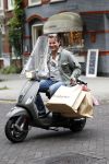Amsterdam 17 september 2011
Leco v Zadelhoff met boodschappen tassen op vespa scooter.
Peter Smulders bv
