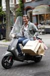 Amsterdam 17 september 2011
Leco v Zadelhoff met boodschappen tassen op vespa scooter.
Peter Smulders bv