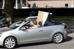 Amsterdam 16 september 2011
Wesly Bronkhorst en zijn vriendin Renee Gunning aan het verhuizen met de nieuwe golf cabrio van Wesly.
Peter Smulders bv